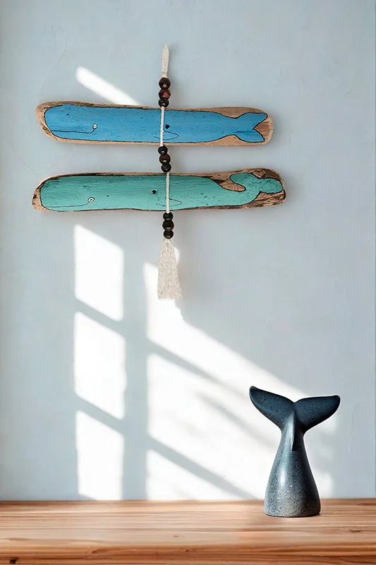 ballenas-decorativas-madera-varada Dos figuras con forma de ballena de madera varada pintadas con chalk paint.