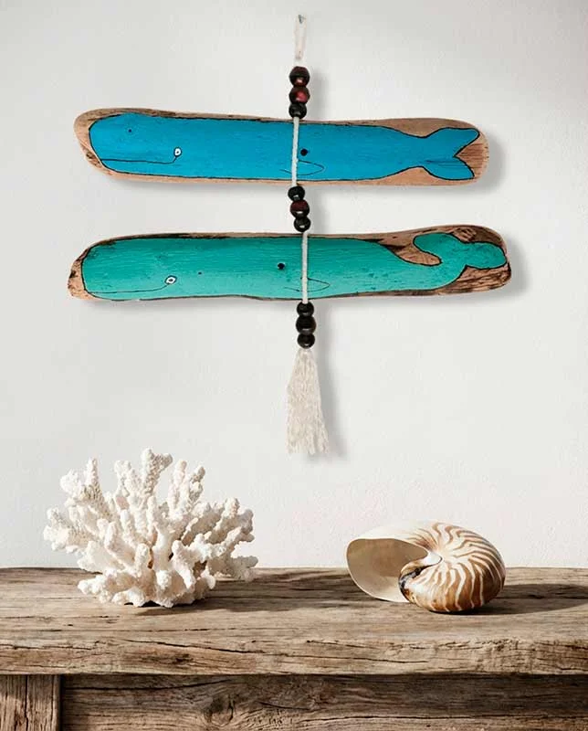 Dos figuras con forma de ballena en madera varada pintada con chalk paint.