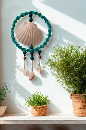 Colgante Meiga azul turquesa, decoración marinera hecha a mano Colgante artesanal Meiga en color azul turquesa con conchas y cuentas