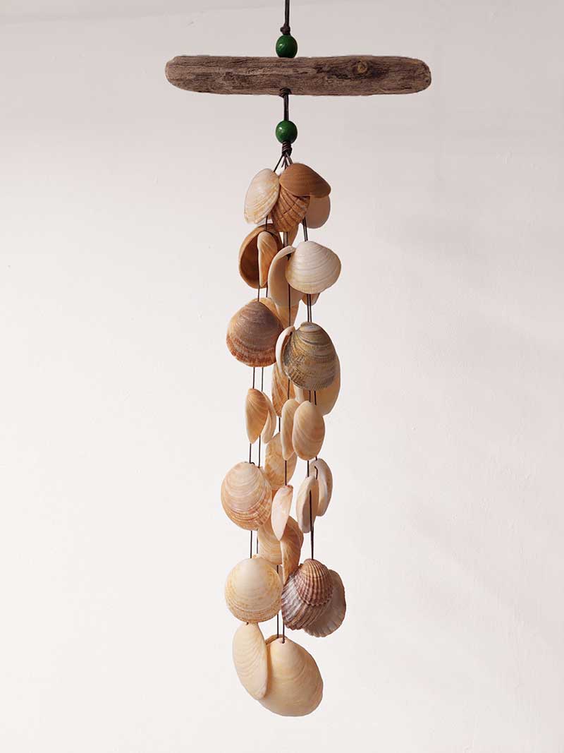 colgante-conchas-madera-varada colgante con vieras
