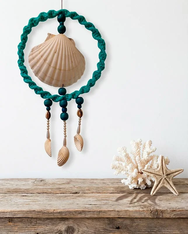 Decoración de pared con colgante Serea azul en interior.