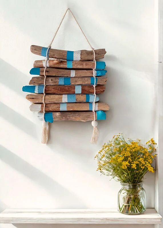 decoracion-madera-varada-driftwood Composición decorativa de madera varada pintada en azul y blanco.