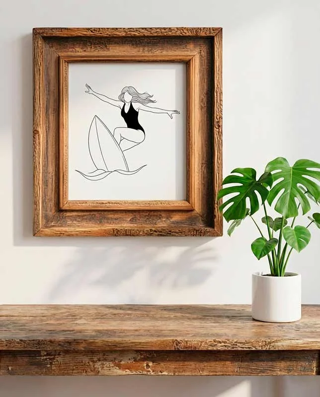 Dibujo lineal decorativo con una mujer surfeando.