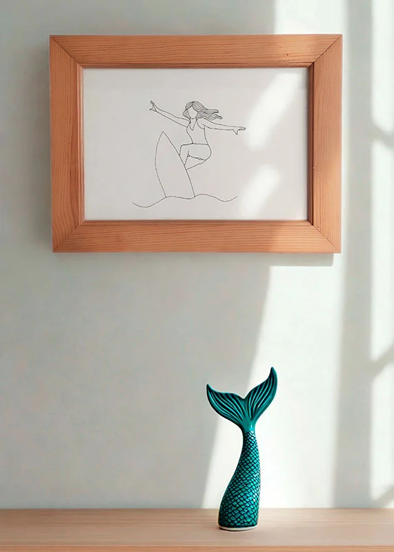 Ilustración de una mujer surfeando una gran ola de estilo minimalista.