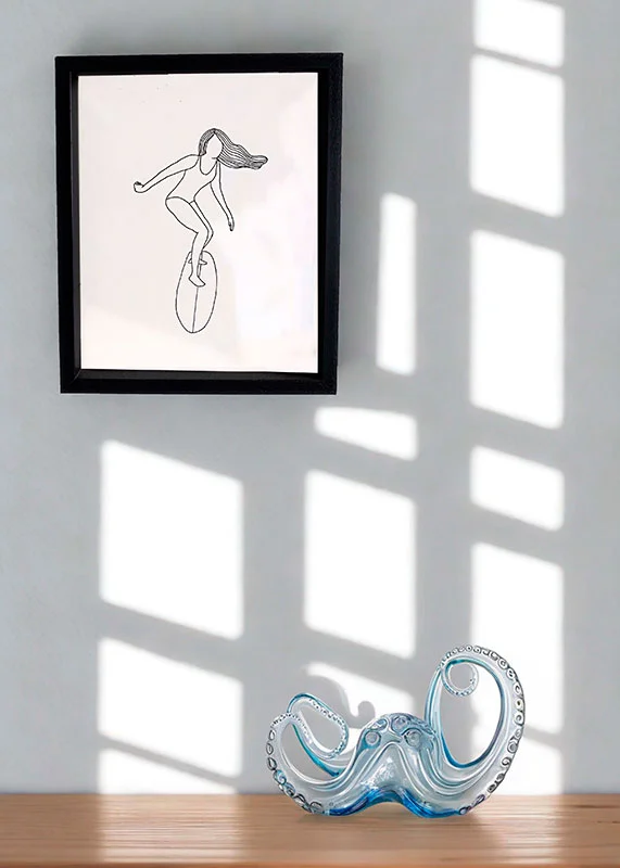 Ilustración dinámica de mujer haciendo un giro potente en la cresta de la ola.