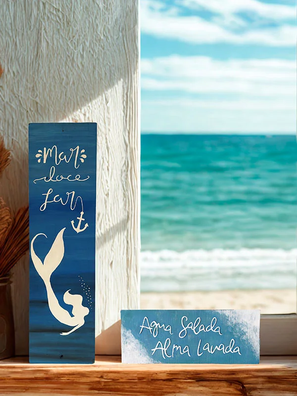 Letreros de madera pintados a mano con ilustraciones marinas estilo rústico.