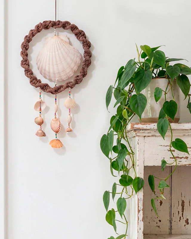 Colgante atrapasueños de conchas naturales para decoración marinera de techo.