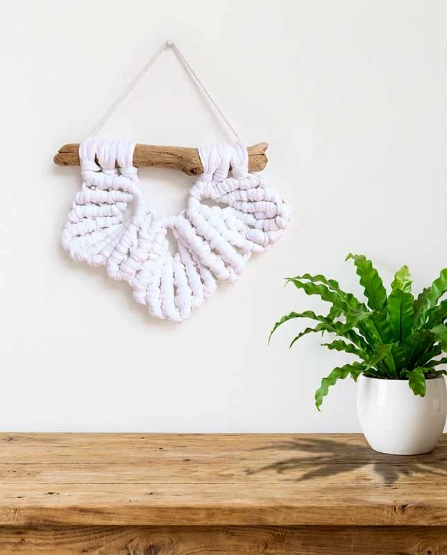 Mini macramé de tres hojas en algodón blanco sobre madera varada clara.