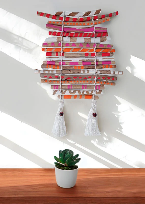 madera-varada-pintada Palos de madera varada dispuestos a modo de estera y pintados a mano.