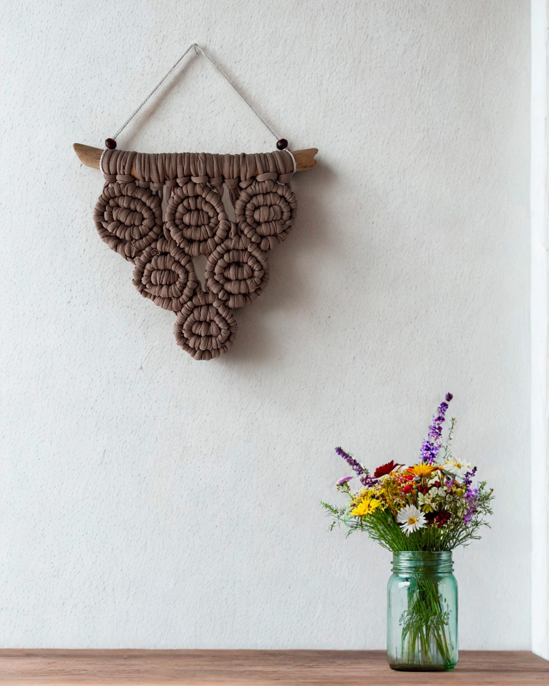 mini-macrame-circulos-taupe-tierra Composición de círculos de macramé en algodón color taupe.