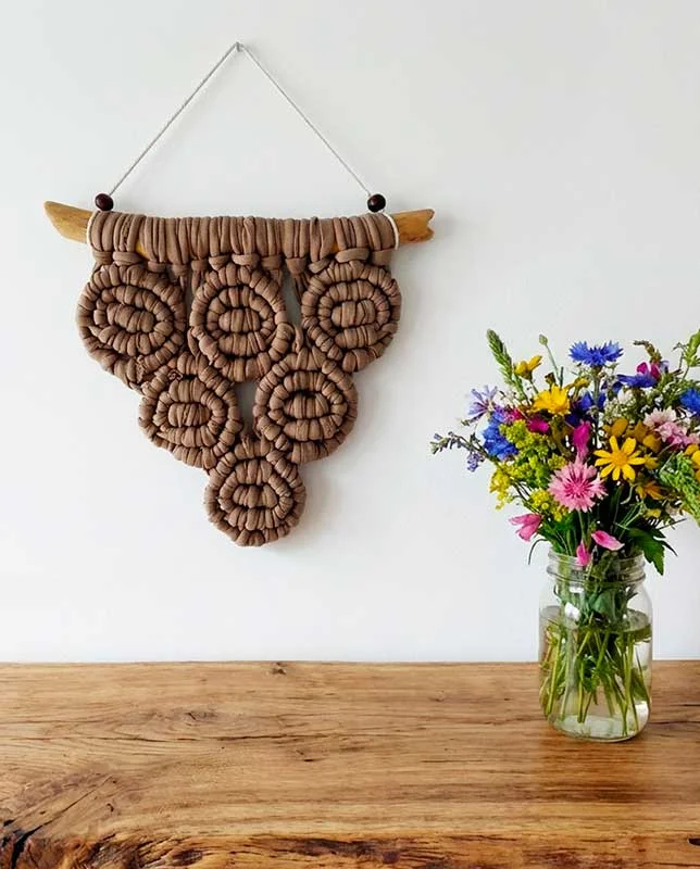 Composición de círculos de macramé en algodón color tierra.