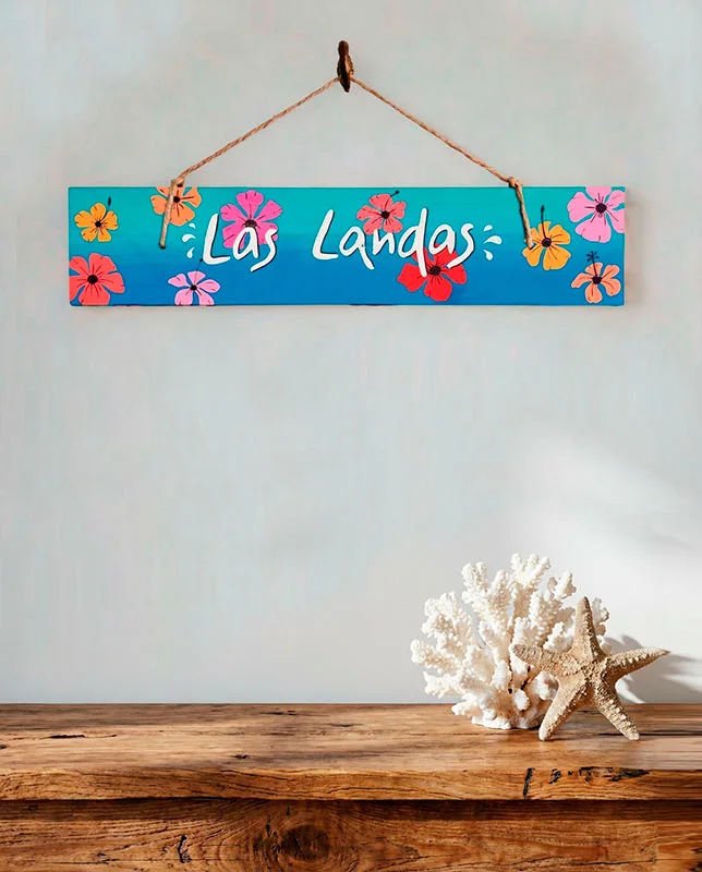 Placa madera "Las Landas" con ilustraciones y estilo surf pintado a mano.