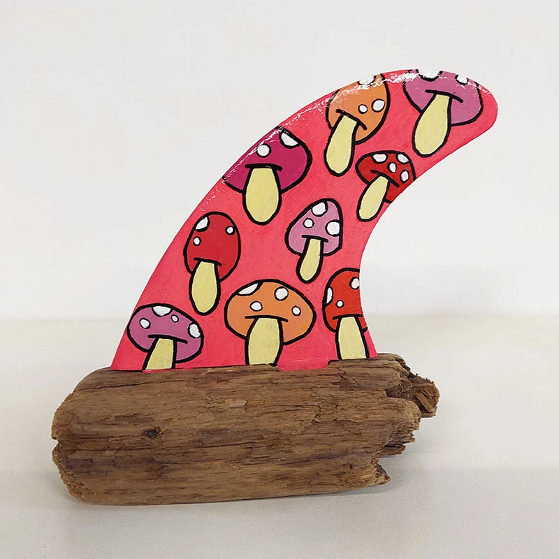 Letrero azul vertical con silueta de sirena y texto "Mar doce lar"