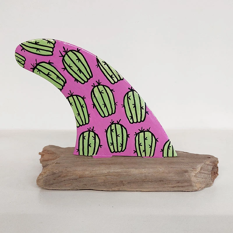 Quilla con calavera decorada al estilo mexicano sobre fondo rústico.