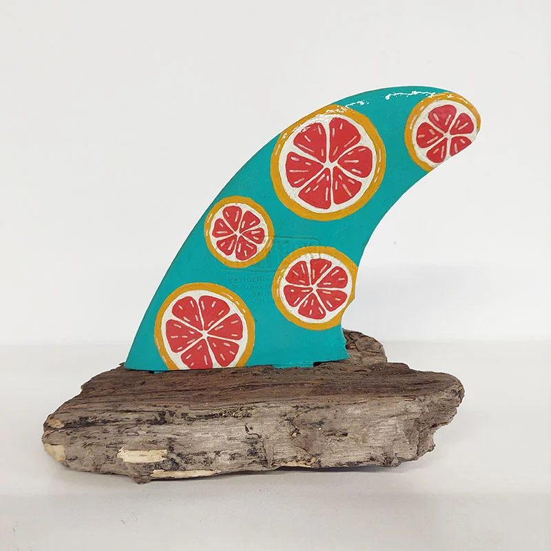 Detalle de quilla de surf con patrón de rodajas de pomelo rosa.