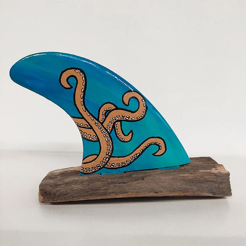 Quilla con tentáculos de Kraken abrazando la superficie.