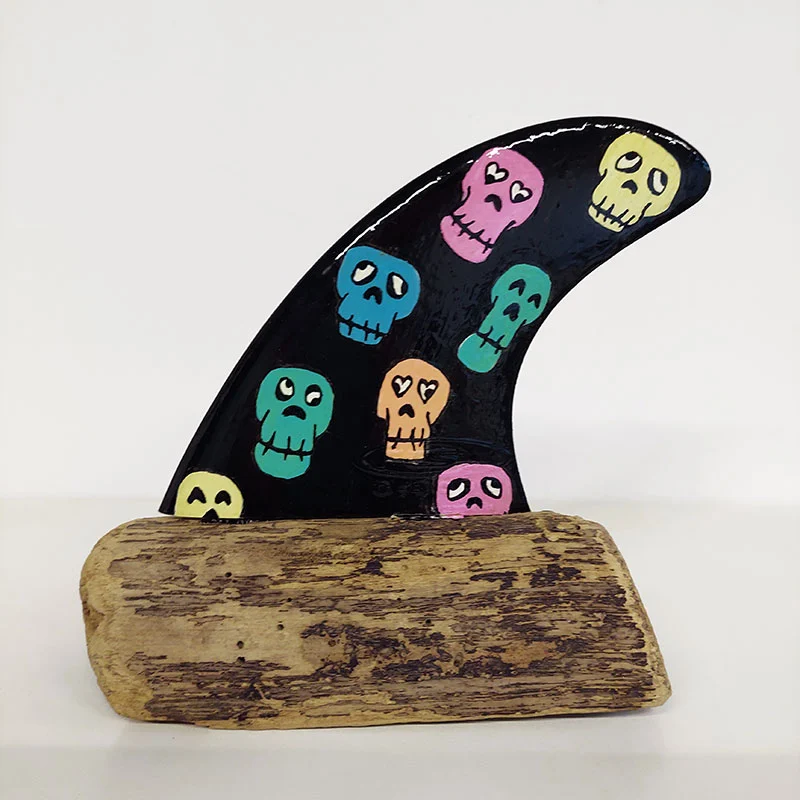 Quilla con calavera decorada al estilo mexicano sobre fondo rústico.